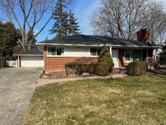 17094 Dunblaine Avenue Beverly Hills, MI 48025