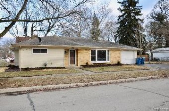 702 E Maple Street Holly, MI 48442