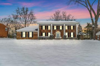 5245 Hardwoods Drive West Bloomfield, MI 48323