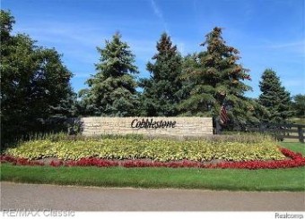 2425 Canterwood Highland, MI 48357