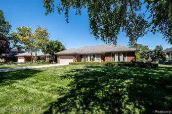 60 Crestwood Drive Grosse Pointe Shores, MI 48236