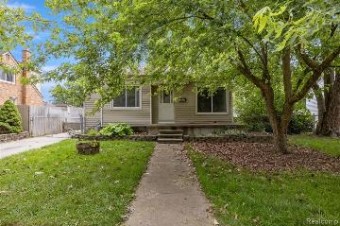 2481 Applewood Avenue Lincoln Park, MI 48146