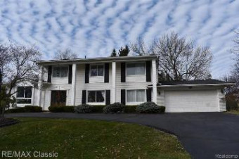 3162 Bloomfield Shore Drive West Bloomfield, MI 48323