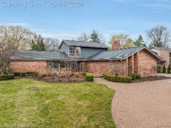 55 Woodland Shores Drive Grosse Pointe Shores, MI 48236