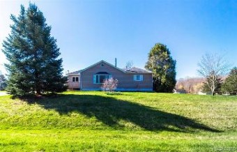 5749 Hollenbeck Road Columbiaville, MI 48421