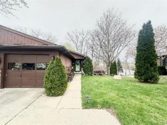 2405 Golden Shore Drive Fenton, MI 48430