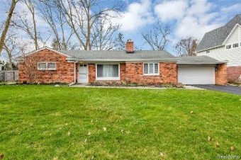 2082 Lakeshire West Bloomfield, MI 48323