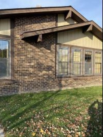 2726 Roundtree Troy, MI 48083