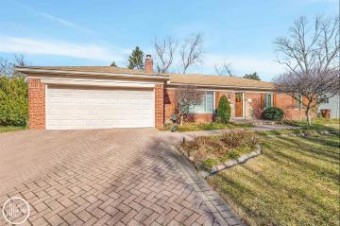 596 Hollywood Grosse Pointe Woods, MI 48236