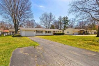 2954 Pinewood Port Huron, MI 48060