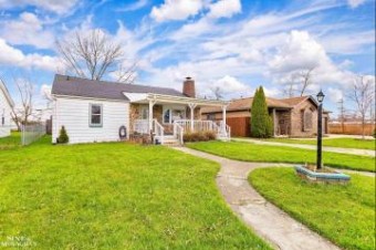 22729 Ridgeway Saint Clair Shores, MI 48080