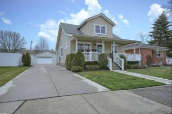 22427 Clairwood Saint Clair Shores, MI 48080