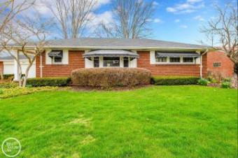 966 Hidden Lane Grosse Pointe Woods, MI 48236