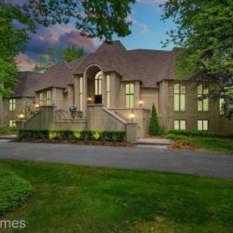 317 Pine Ridge Drive Bloomfield Hills, MI 48304