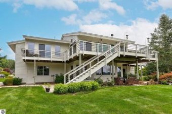 18027 Hammond Bay Drive Spring Lake, MI 49456