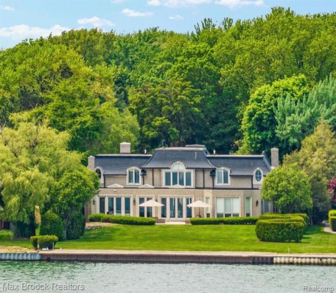 1010 Lake Shore Road Grosse Pointe Shores, MI 48236