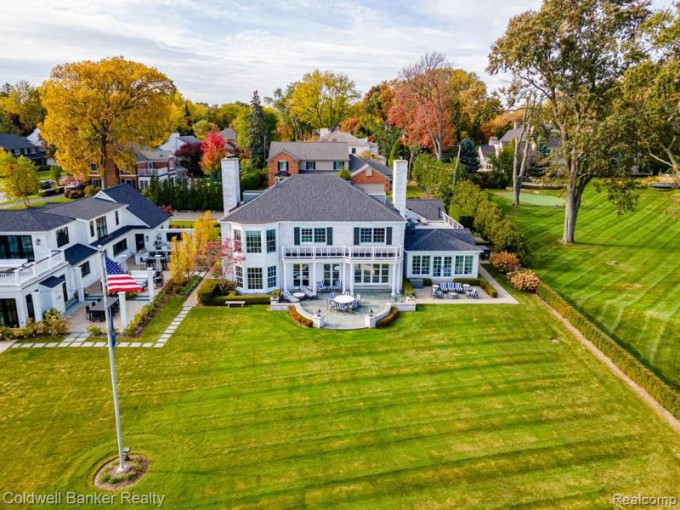 231 Lake Shore Road Grosse Pointe Farms, MI 48236