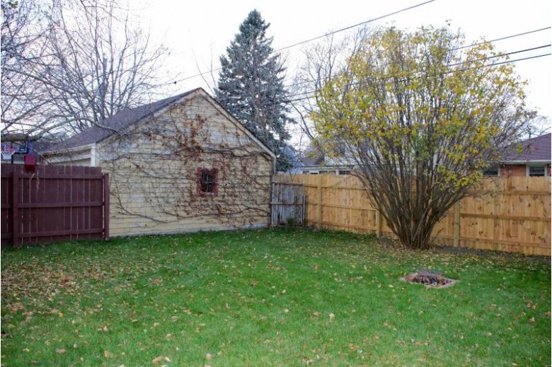 1028 Florence Ave, Racine, WI by Re/Max Newport Elite $170,000
