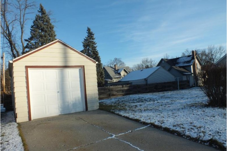 1002 Beechwood Ave Waukesha, WI 53186-5211 by Coldwell Banker Homesale Realty - New Berlin $139,900
