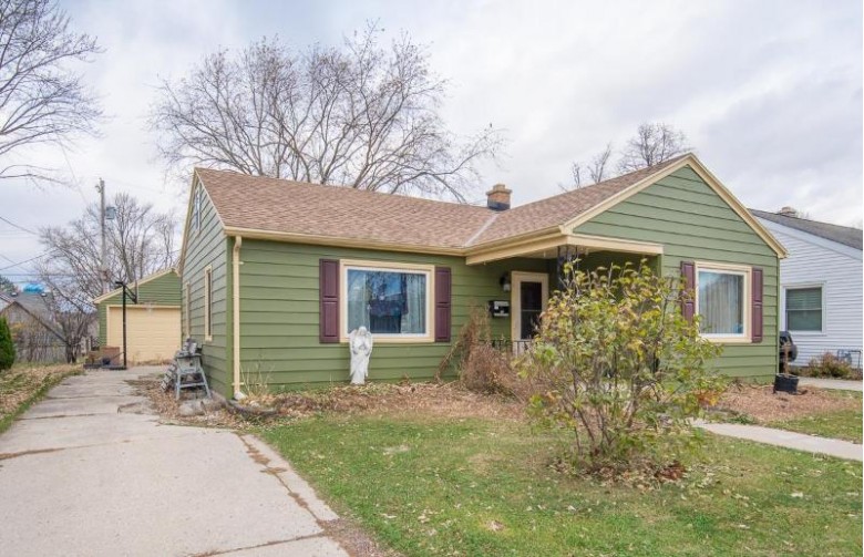 652 Midland Ave West Bend, WI 53090-2510 by Boss Realty, Llc $159,900
