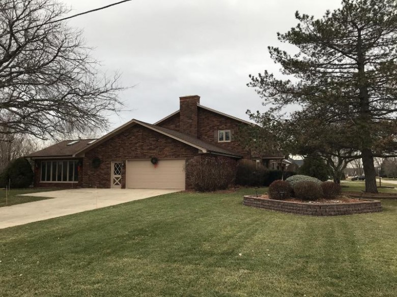 301 Ahrens Dr Mukwonago, WI 53149-1101 by Realty Executives - Integrity $524,900