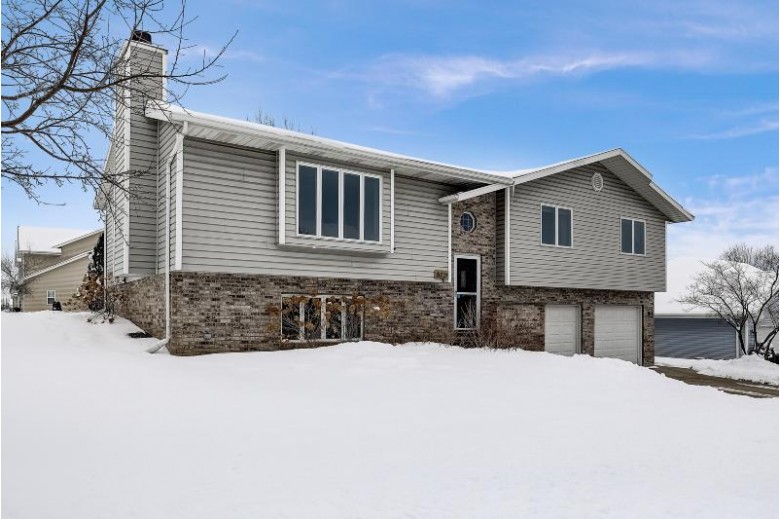 813 Royal Dr West Bend, WI 53090 by Redfin Corporation $277,000