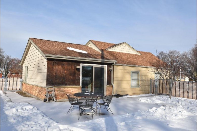 3905 S 55th St Greenfield, WI 53220 by Re/Max Lakeside-27th $219,900