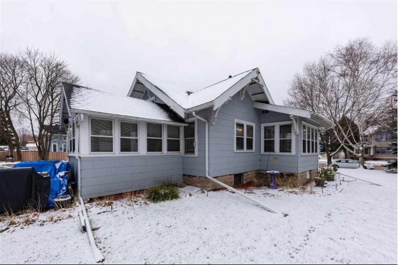 230 E Irving Avenue Oshkosh, WI 54901-4515 by First Weber Real Estate $129,900