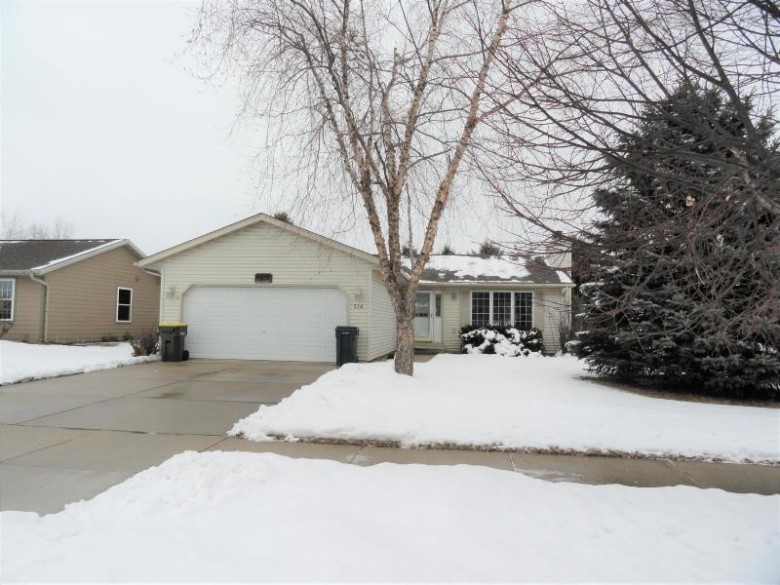 516 Broadmoore Dr Hartford, WI 53027-2737 by Re/Max Insight $195,000