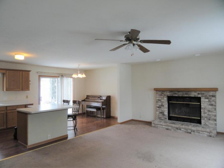 516 Broadmoore Dr Hartford, WI 53027-2737 by Re/Max Insight $195,000