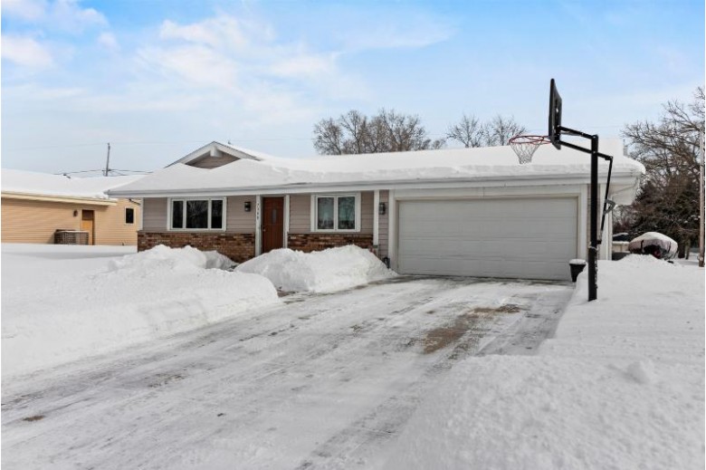 7308 S 38th St, Franklin, WI by Homewire Realty $274,500