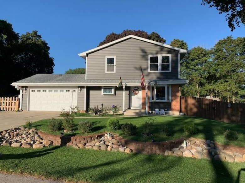 3400 Southwood Dr, Racine, WI by Re/Max Newport Elite $285,000
