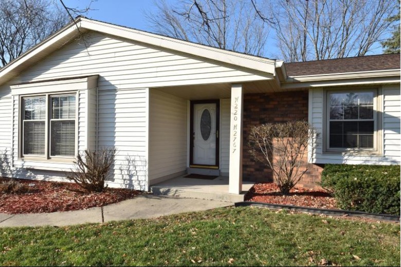 W220N2767 Maplewood Ln Waukesha, WI 53186 by Homeowners Concept $289,900