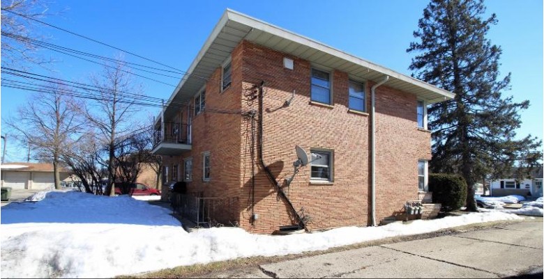 7200 W Lakefield Dr Milwaukee, WI 53219-4050 by Redefined Realty Advisors Llc $249,900
