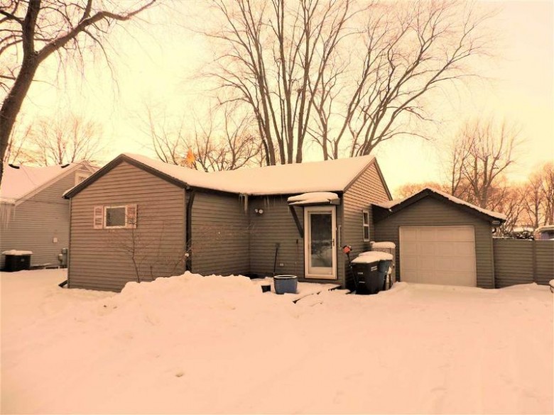 948 Cozy Lane Oshkosh, WI 54901 by Coldwell Banker Real Estate Group $169,900