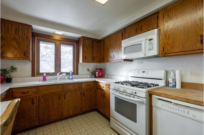 8224 W Euclid Ave 8226 Milwaukee, WI 53219 by Re/Max Lakeside-27th $299,900