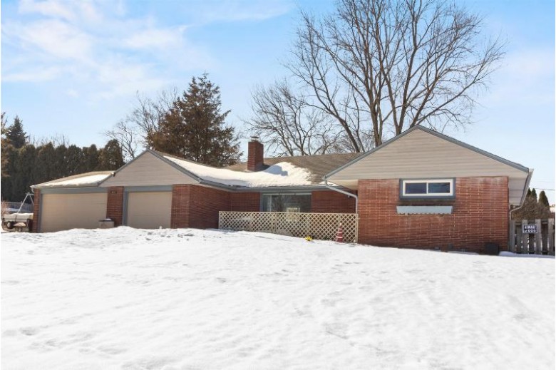2795 S Seymour Pl West Allis, WI 53227-2933 by Berkshire Hathaway Homeservices Metro Realty-Racin $259,900