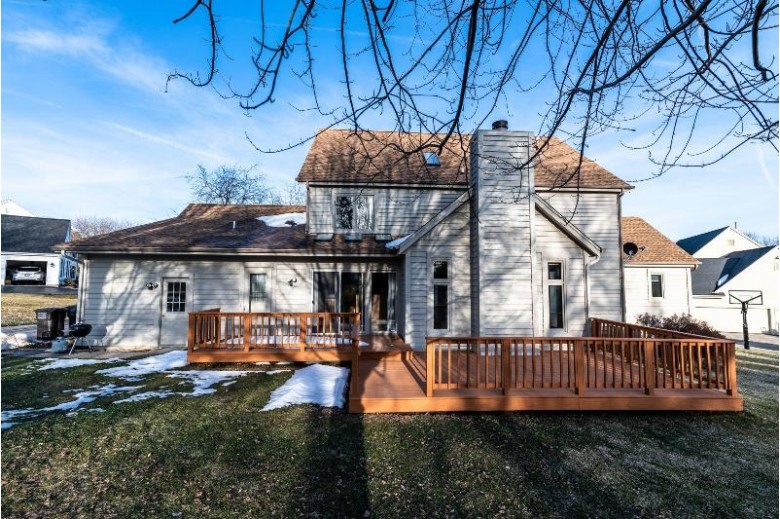 N31W23933 Old Farm Ct Pewaukee, WI 53072 by First Weber Real Estate $479,000