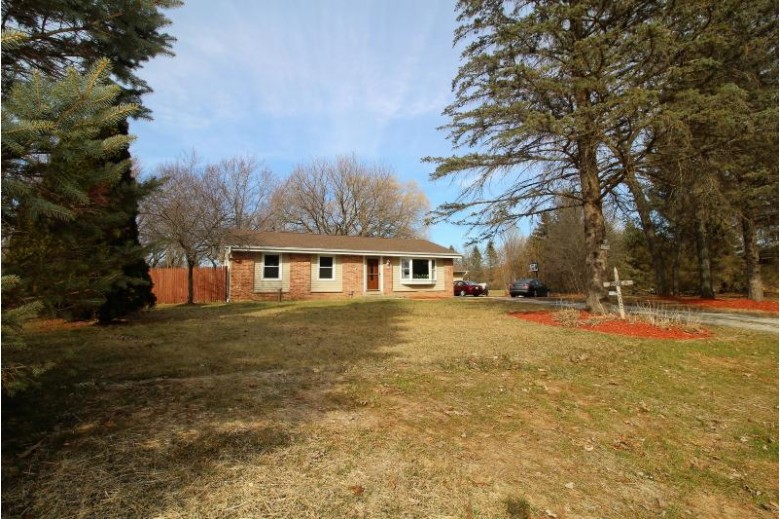 S15W37287 Willow Springs Dr Dousman, WI 53118-9336 by Redefined Realty Advisors Llc $299,900