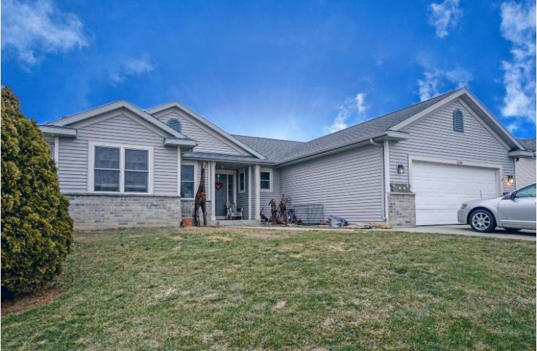 W1422 Valley View Ct, Ixonia, WI by Lake Country Flat Fee $287,500