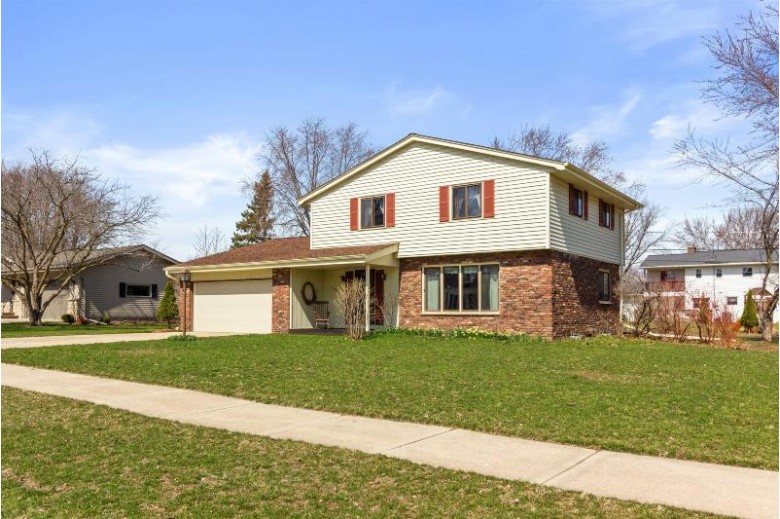 642 Fairview Dr Hartford, WI 53027-2314 by Bluebell Realty $239,900