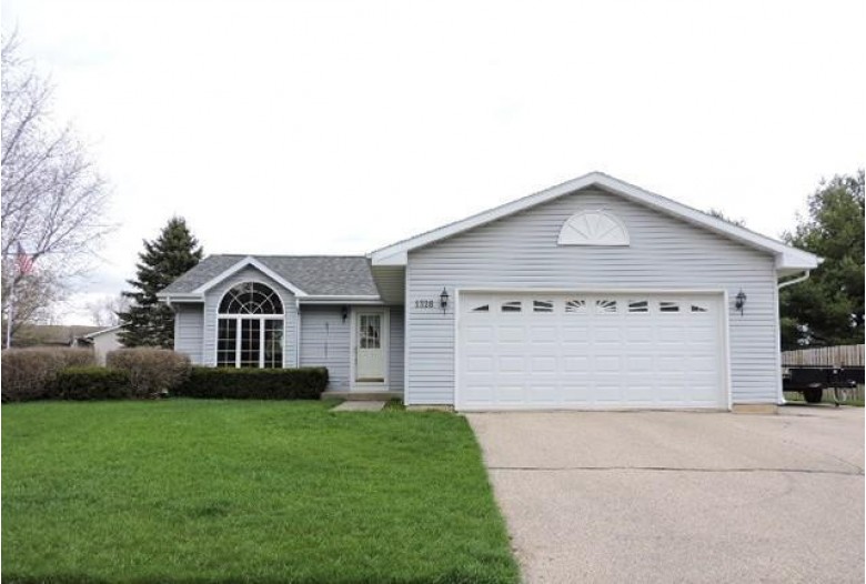 1328 Montclair Pl, Fort Atkinson, WI by Re/Max Preferred~ft. Atkinson $265,000