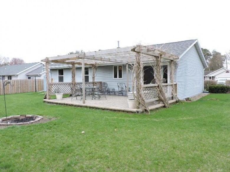 1328 Montclair Pl, Fort Atkinson, WI by Re/Max Preferred~ft. Atkinson $265,000