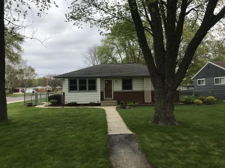 5402 S 114th St Hales Corners, WI 53130-1111 by Re/Max Realty Pros~milwaukee $254,000