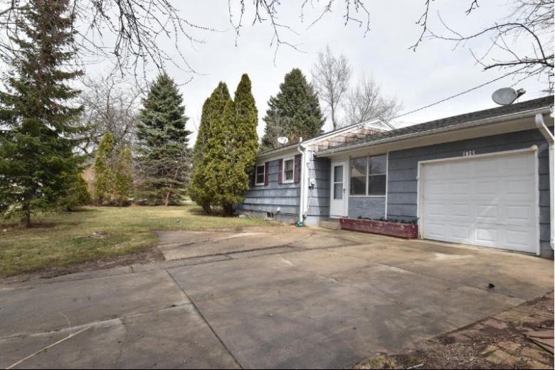 1025 Park Ave South Milwaukee, WI 53172-1331 by Shorewest Realtors - South Metro $150,000