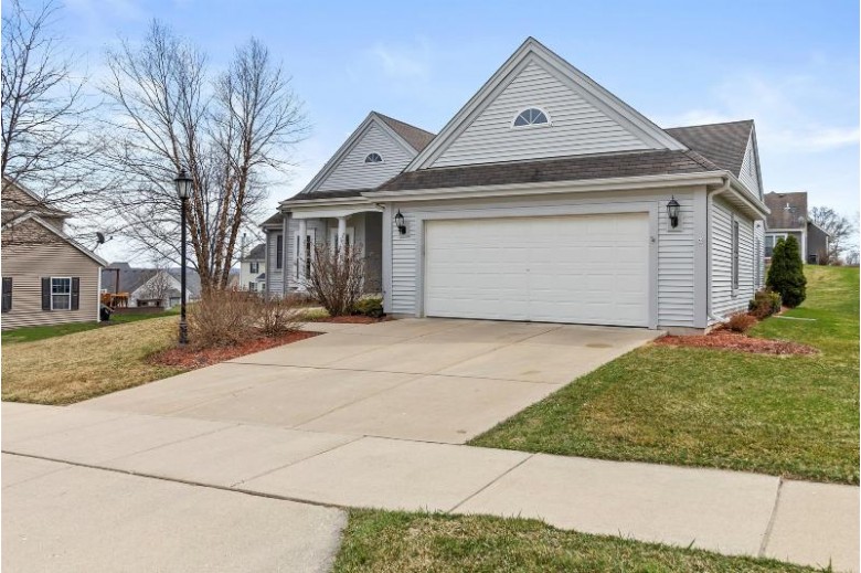 925 River Hill Dr Waukesha, WI 53189-7880 by Re/Max Service First Llc $425,000