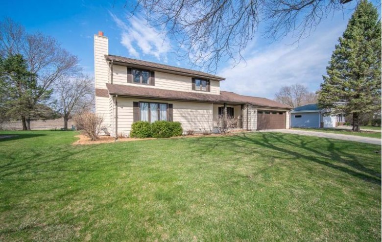 8035 S 77th St, Franklin, WI by Re/Max Realty Pros~milwaukee $324,900