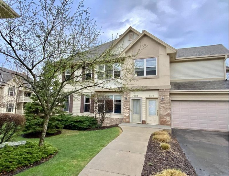 8613 S Deerwood Ln 28 Franklin, WI 53132-8007 by Lake Country Flat Fee $289,900