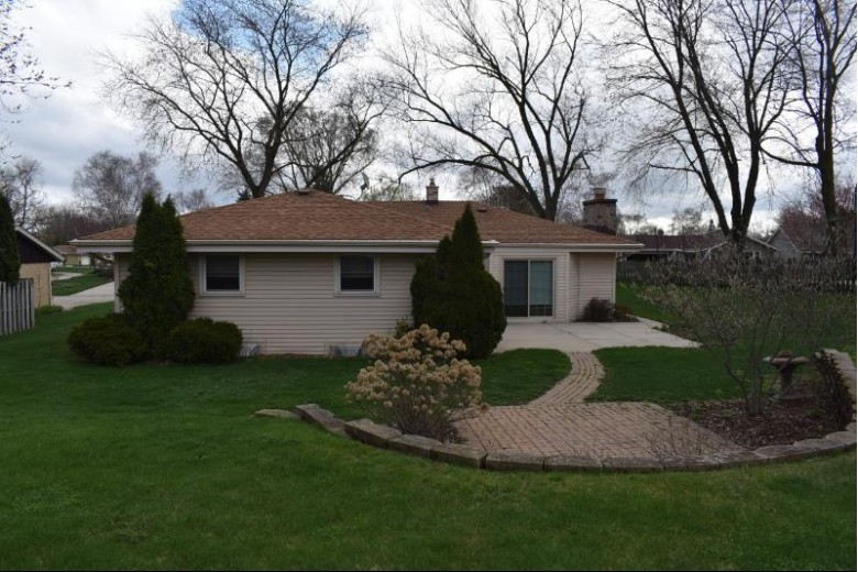 4045 S Adell Ave New Berlin, WI 53151-5724 by Shorewest Realtors, Inc. $324,900
