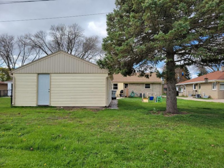 1830 W Plainfield Ave Milwaukee, WI 53221-1912 by Re/Max Advantage Realty $220,000